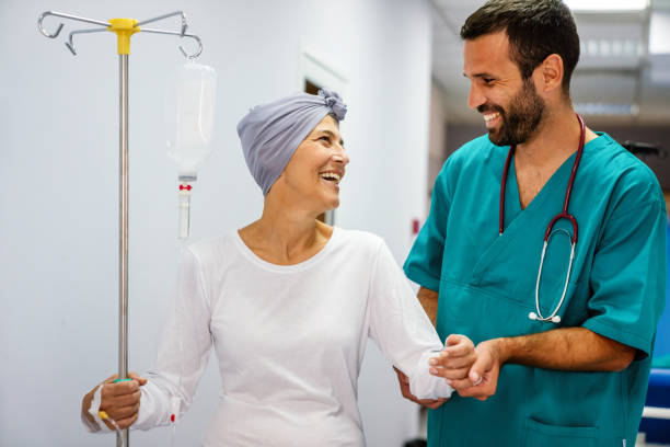 frau mit krebs während chemotherapie erholt sich von krankheit im krankenhaus - onkologie stock-fotos und bilder