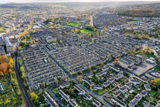 foto aérea tomada en la pequeña ciudad de shipley en la ciudad de bradford, west yorkshire, inglaterra que muestra los colores de otoño de las fincas y carreteras de hosing en el centro de la ciudad. - bradford england fotografías e imágenes de stock