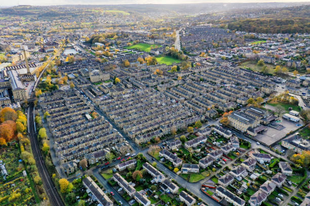 photo aérienne prise dans la petite ville de shipley dans la ville de bradford, west yorkshire, angleterre montrant les couleurs automnales de l’automne des domaines hosing et des routes dans le centre-ville. - bradford england photos et images de collection