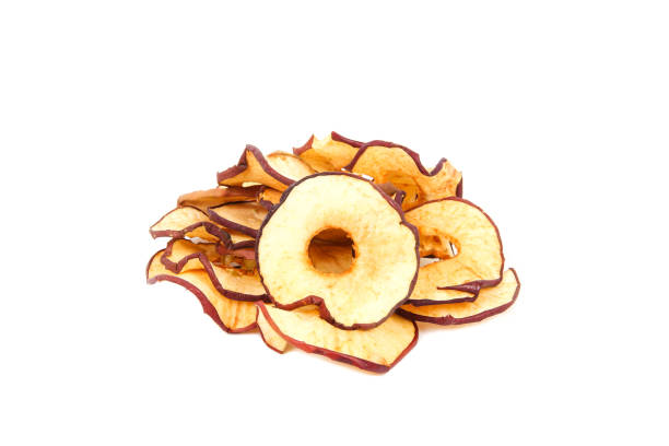 흰��색 배경클로즈업에 고립된 사과 칩 무리 - dried apple 뉴스 사진 이미지