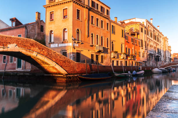 типичный вид на канал в венеции - venice italy ancient architecture creativity стоковые фото и изображения