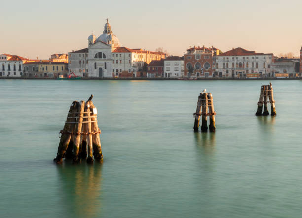 vista de la isla giudecca en venecia - venice italy ancient architecture creativity fotografías e imágenes de stock