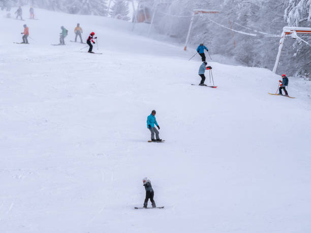 la gente disfruta de esquiar en el lope de esquí clabucet en la estación de predeal mountain en rumania - sinaia fotografías e imágenes de stock