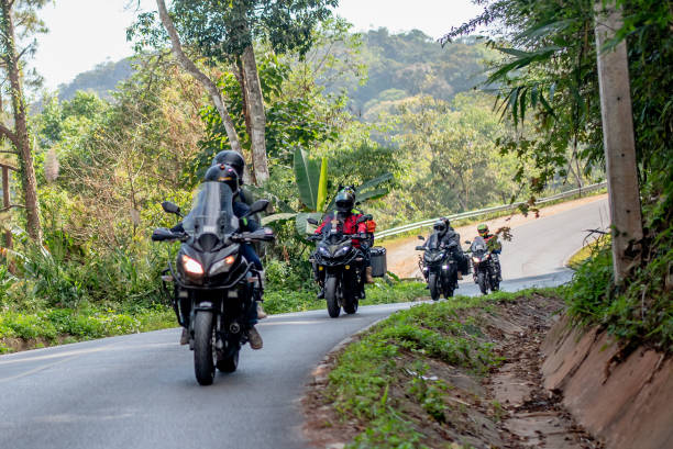 piloto não identificado com motocicleta kawasaki versys 650 vão para viagem em chaing rai, tailândia. 01/02/2021 - editorial asia thailand people - fotografias e filmes do acervo