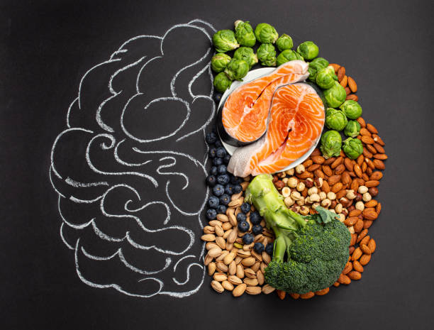 Food for healthy brain Chalk hand drawn brain with assorted food, food for brain health and good memory: fresh salmon fish, green vegetables, nuts, berries on black background. Foods to boost brain power, top view animal internal organ stock pictures, royalty-free photos & images