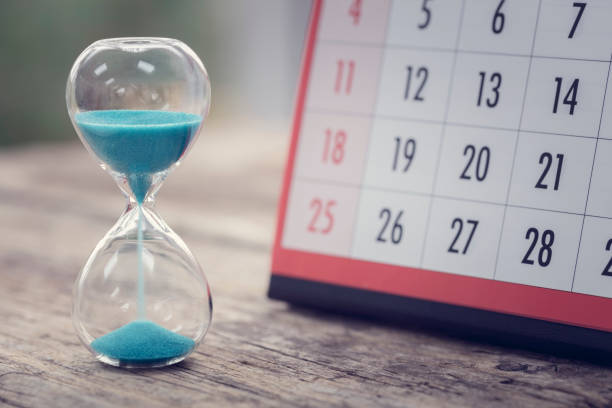 bicchiere d'ora e calendario importante data, programma e scadenza dell'appuntamento - clessidra foto e immagini stock