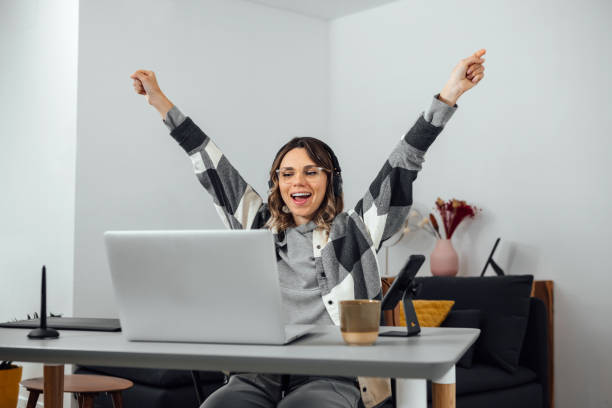 donna d'affari freelance che celebra il successo con le mani alzate. - excitement business person ecstatic passion foto e immagini stock