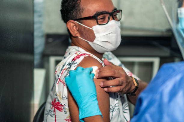 hiszpanie otrzymujący szczepionkę koronawirusową - hector zdjęcia i obrazy z banku zdjęć