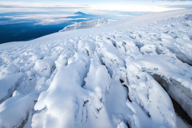 magiczny zapierający dech w piersiach widok na śnieg wulkan kilimandżaro i lodowce z sylwetką na górze meru 4562m. 5895m - najwyższy punkt afryki i najwyższa wolnostojący szczyt świata - 5895 zdjęcia i obrazy z banku zdjęć