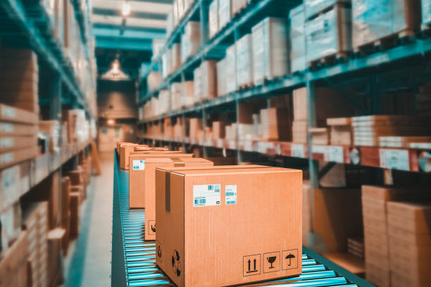colis sur bande transporteuse dans un entrepôt. - freight transportation shipping warehouse box photos et images de collection