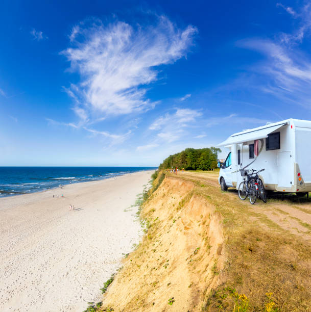 férias na polônia - motorhome sobre um penhasco no mar báltico - rewal - fotografias e filmes do acervo