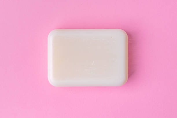 barre de savon d’isolement sur le fond rose. fermez-vous vers le haut. - bar of soap photos et images de collection