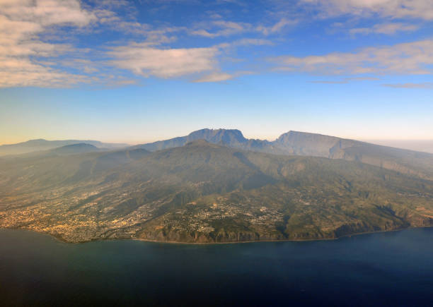 l’île de la réunion vue des airs avec le piton des neiges, la réunion, l’océan indien - mount tom photos et images de collection