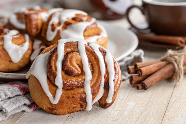 корица ролл с белой глазурью - white icing стоковые фото и изображения