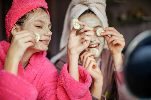 día de spa para adolescentes en casa - facial mask spa treatment cucumber human face fotografías e imágenes de stock