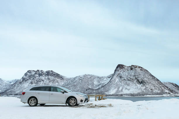 도요타 어벤시스 왜건 부동산 자동차는 노웨이의 얼음 도로의 측면에 주차 - snow winter mountain horizon over land 뉴스 사진 이미지