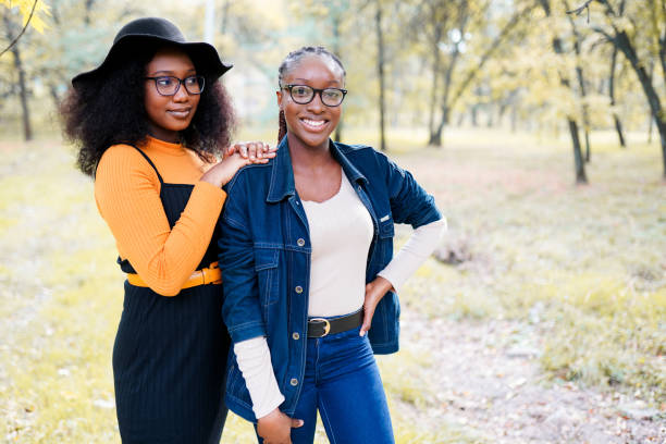 две афро-американские сестры женщины весело провести время в парке на открытом воздухе - family large american culture fun стоковые фото и изображения