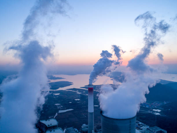 석탄과 바이오매스로 연료를 공급하는 현대 발전소의 세부 사항 - pollution coal carbon dioxide smoke stack 뉴스 사진 이미지
