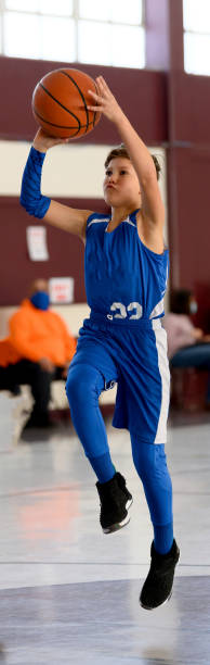 jovem atlético jogando basquete - basketball child dribbling basketball player - fotografias e filmes do acervo