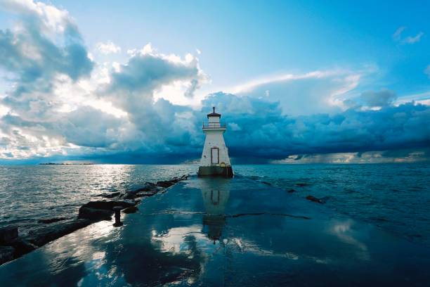 latarnia morska nad jeziorem - storm lighthouse cloudscape sea zdjęcia i obrazy z banku zdjęć