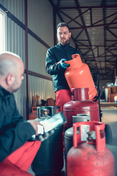 workers using digital tablet to monitor cylinder condition in liquified gas storage - liquified petroleum gas imagens e fotografias de stock