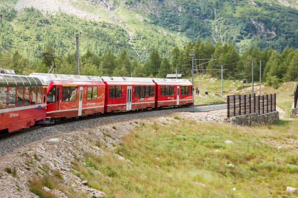 bernina express supera a apls. graubunden, suiza - graubunden canton switzerland station mountain fotografías e imágenes de stock