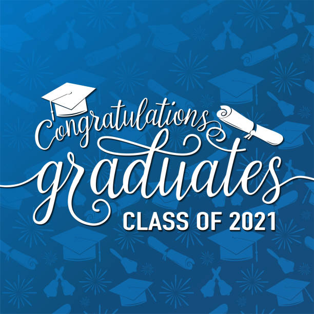 졸업 파티를 위한 매끄러운 졸업 배경, 흰색 사인에 벡터 일러스트의 2021 클래스 졸업생을 축하합니다. 타이포그래피 인사, 졸업장, 모자, 레터링이 있는 초대 장 - graduation stock illustrations