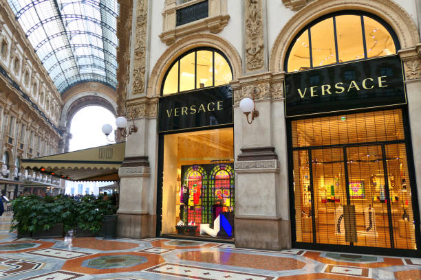 versace-laden in der galleria vittorio emanuele ii in mailand. - shopping milan italy retail shopping mall stock-fotos und bilder