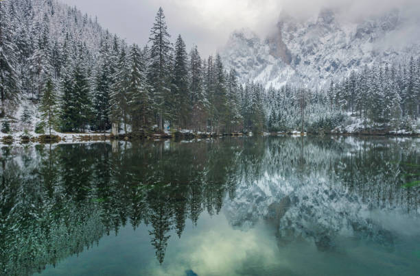 incredibile paesaggio invernale con montagne innevate e acque limpide del lago verde (gruner see), famosa destinazione turistica nella regione della stiria, austria - gruner foto e immagini stock