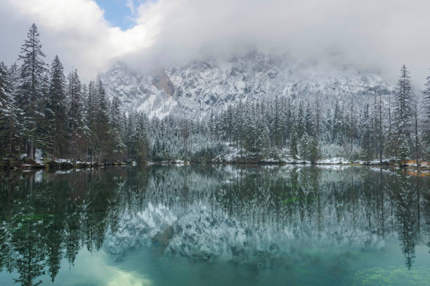 incredibile paesaggio invernale con montagne innevate e acque limpide del lago verde (gruner see), famosa destinazione turistica nella regione della stiria, austria - gruner foto e immagini stock