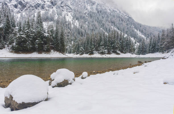 incredibile paesaggio invernale con montagne innevate e acque limpide del lago verde (gruner see), famosa destinazione turistica nella regione della stiria, austria - gruner foto e immagini stock