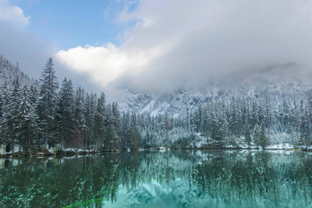 incredibile paesaggio invernale con montagne innevate e acque limpide del lago verde (gruner see), famosa destinazione turistica nella regione della stiria, austria - gruner foto e immagini stock