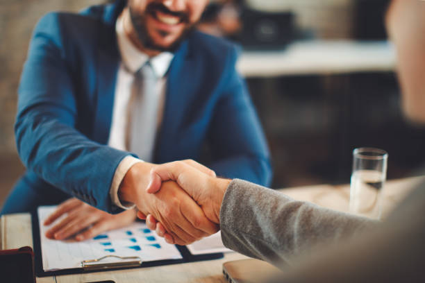 Primer plano del apretón de manos de negocios en la oficina. Enfoque selectivo en las manos - foto de stock