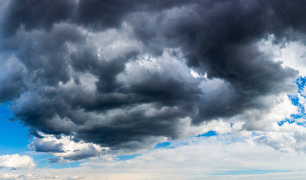 空に集まった雨雲 - meteorology sky cloud light ストックフォトと画像