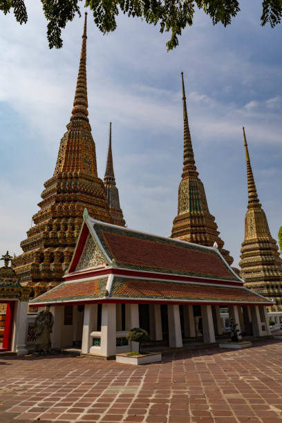 templo famoso en bangkok tailandia (wat pho o wat phra chetuphon wimonmangklararam) - wat pho fotografías e imágenes de stock