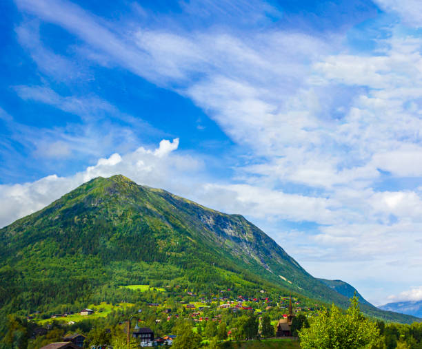 la ciudad del pueblo de lom en noruega. paisaje de montaña. - lom church stavkirke norway fotografías e imágenes de stock