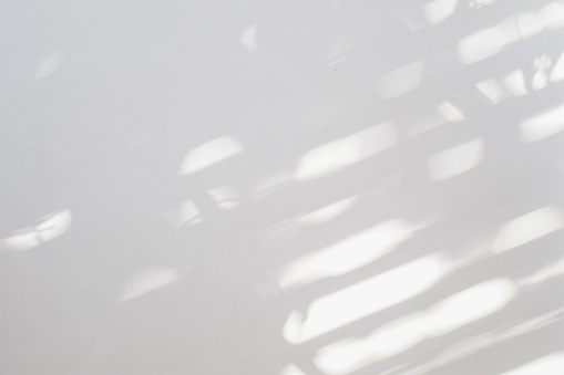 Superposición de sombra natural sobre fondo de textura blanca, para superposición en la presentación del producto, telón de fondo y maqueta, concepto estacional de verano. Texturas Reflejo de luz desde la ventana. photo