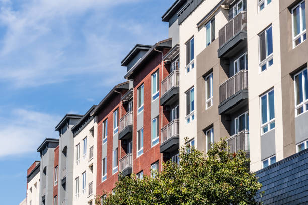 immeuble d’appartements moderne - housing development apartment house outdoors photos et images de collection