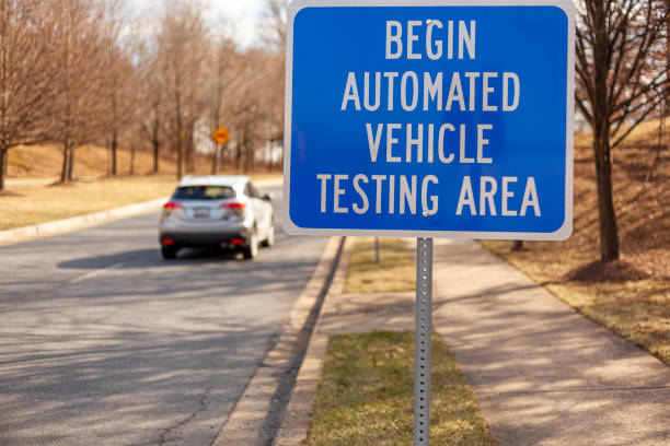 señal de sitio de pruebas automatizadas de vehículos cerca de una carretera - automóvil sin conductor fotografías e imágenes de stock