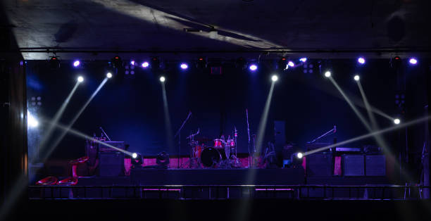 Empty stage concert with colorful lighting laser beam spotlight show in disco pub club bar background for party music dancing festival performance. Entertainment nightlife. Celebration event. concierto en el escenario vacío con colorido espectáculo de luces de rayo láser de luz en el fondo del bar club de discoteca para la actuación del festival de baile de música de fiesta. entretenimiento de la vida nocturna. evento de celebración.