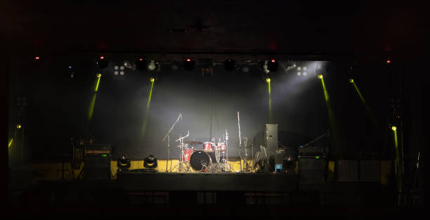 Empty stage concert with colorful lighting laser beam spotlight show in disco pub club bar background for party music dancing festival performance. Entertainment nightlife. Celebration event. concierto en el escenario vacío con colorido espectáculo de luces de rayo láser de luz en el fondo del bar club de discoteca para la actuación del festival de baile de música de fiesta. entretenimiento de la vida nocturna. evento de celebración.