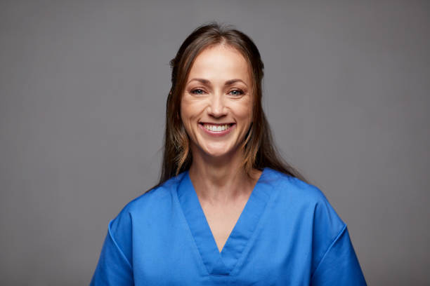 infermiera in blu scrub medici colpo alla testa - female nurse nurse scrubs female doctor foto e immagini stock