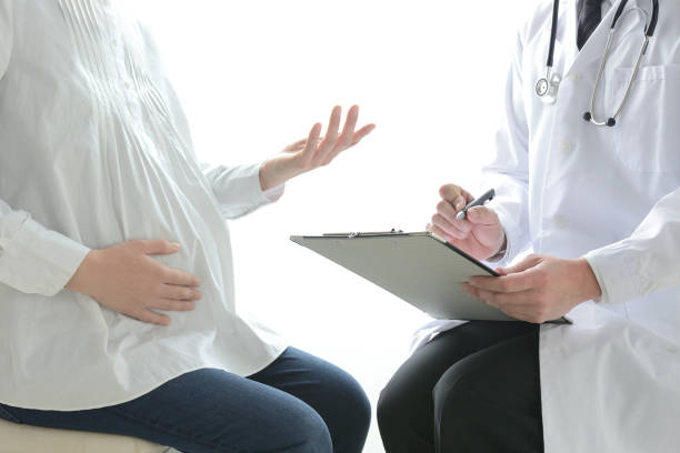 임신 한 여성과 병원에서 의사 - 신생아 병동 뉴스 사진 이미지