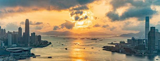 ciel dramatique hong kong - hong kong sea sky cloud photos et images de collection