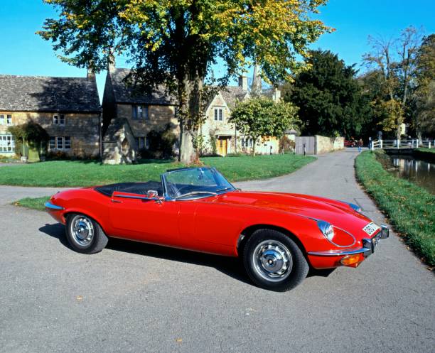 red jaguar e-type, lower slaughter, regno unito. - jaguar car vintage car collectors car personal land vehicle foto e immagini stock