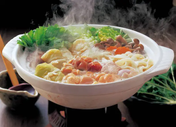 It is a hot pot dish in which the ingredients are boiled only in water (hot water), and even when using the soup stock taken in advance, seasonings such as soy sauce and salt are not added.