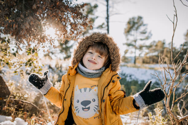 Ragazzo che fa una faccia stupida durante la fredda giornata invernale - foto stock