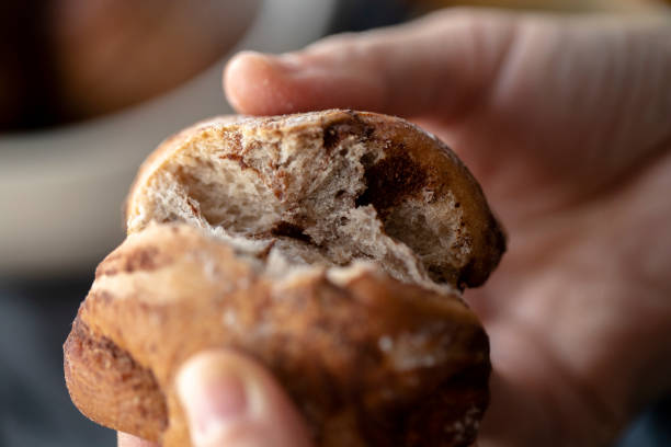 artisan bread: cinnamon rolls - pão fresco imagens e fotografias de stock