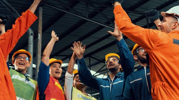 umiejętny pracownik świętować sukces w fabryce . - engineer manufacturing occupation manual worker factory zdjęcia i obrazy z banku zdjęć