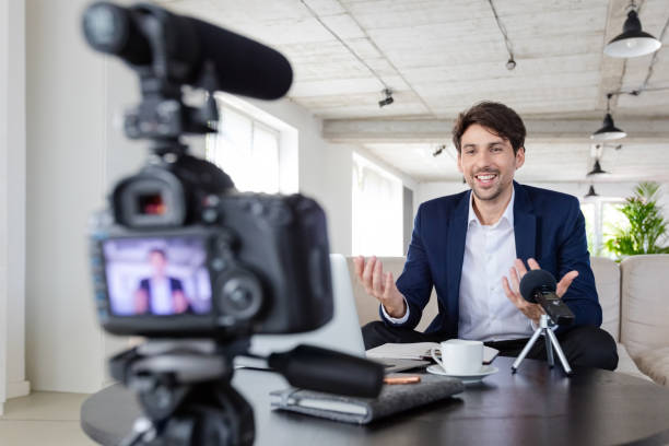 homme d’affaires effectuant un blog vidéo dans le bureau - un seul homme photos et images de collection